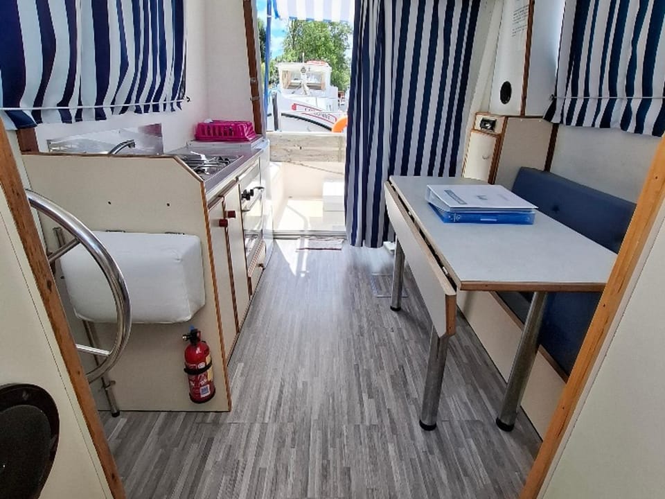 Séjour Unique à Bord d'un Bateau à Chenillé-Changé - Jusqu'à 5 Pers. - API-1-46-23 Docked boat in Pays de la Loire