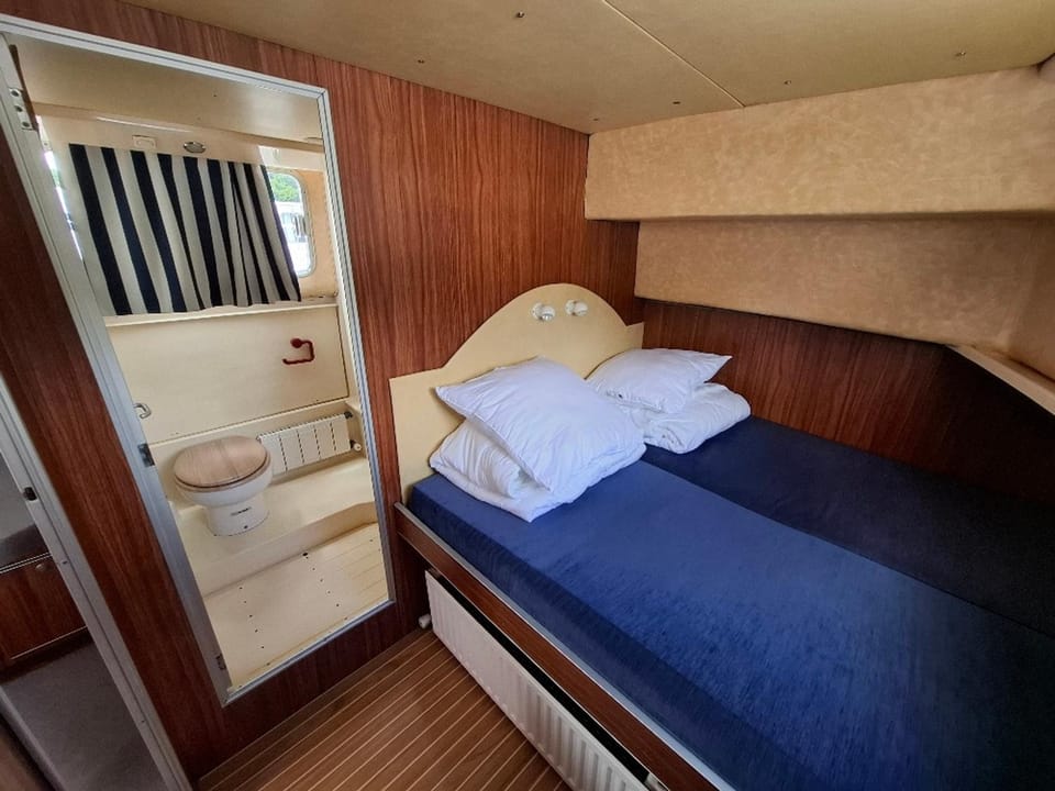 Séjour vintage sur pénichette à quai - 3 cabines/7 pers. - API-1-46-22 Cabin in Pays de la Loire