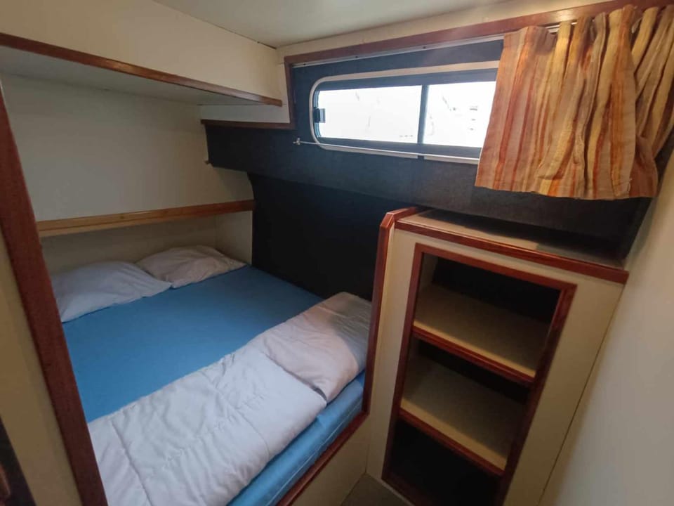Séjour insolite sur bateau confortable à Pontailler-sur-Saône, idéal pour 8 pers, draps inclus - API-1-46-21 Docked boat in Jura