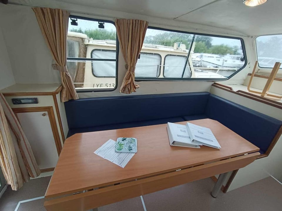 Séjour insolite sur bateau confortable à Pontailler-sur-Saône, idéal pour 8 pers, draps inclus - API-1-46-21 Docked boat in Jura