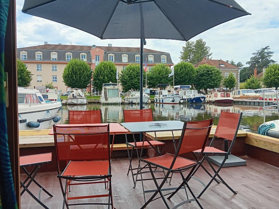 Séjour atypique sur Jupiter, bateau confort à Digoin - API-1-46-26 Docked boat in Bourgogne-Franche-Comté
