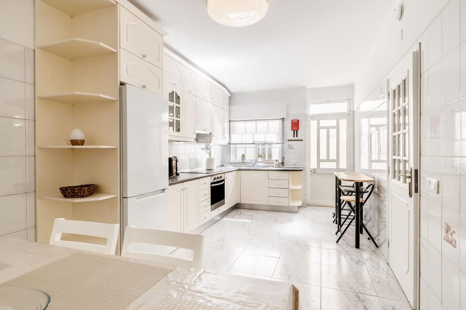 Dining area, oven, kitchen