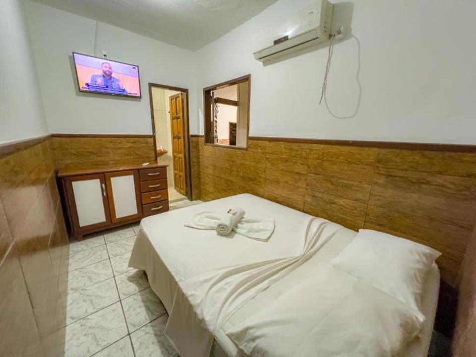 Bed, TV and multimedia, Photo of the whole room, Bedroom, towels, air conditioner