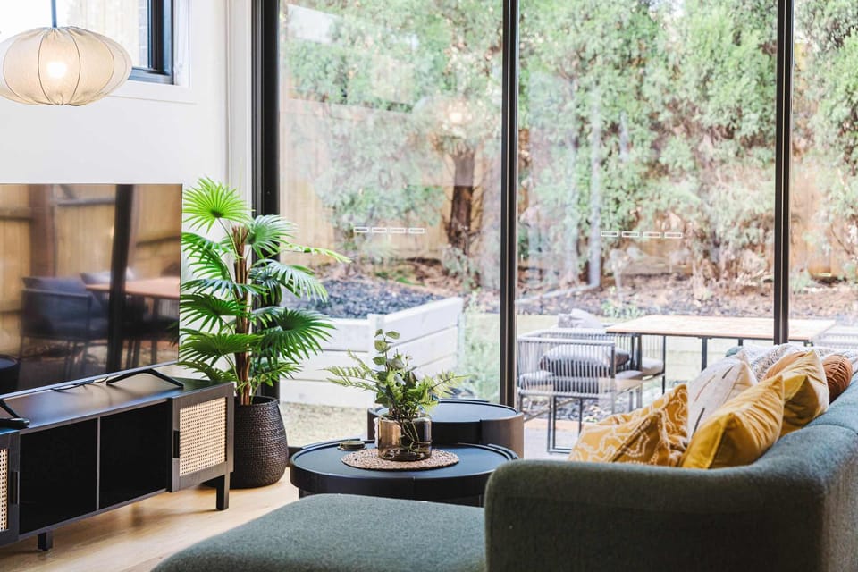 Stylish 4BR Family Townhouse with Private Courtyard House in Melbourne