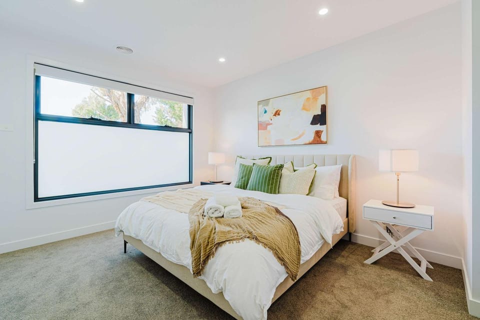 Stylish 4BR Family Townhouse with Private Courtyard House in Melbourne