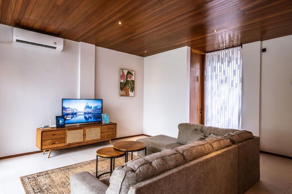 TV and multimedia, Living room, Seating area, air conditioner