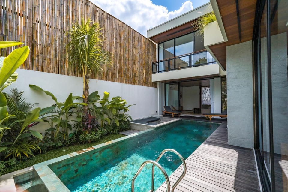 Property building, Garden, Garden view, Pool view, Swimming pool, sunbed