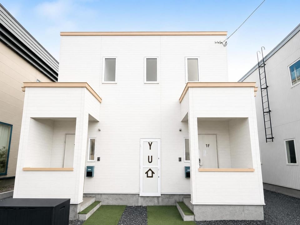 Property building, Facade/entrance, Day