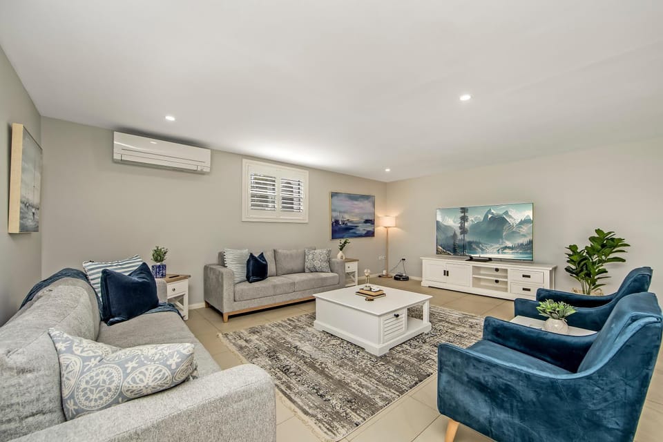 TV and multimedia, Living room, Seating area, Evening entertainment
