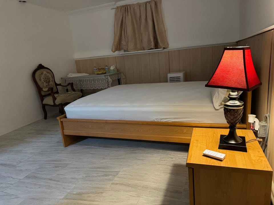 The White Pearl Vacation rental in Iselin