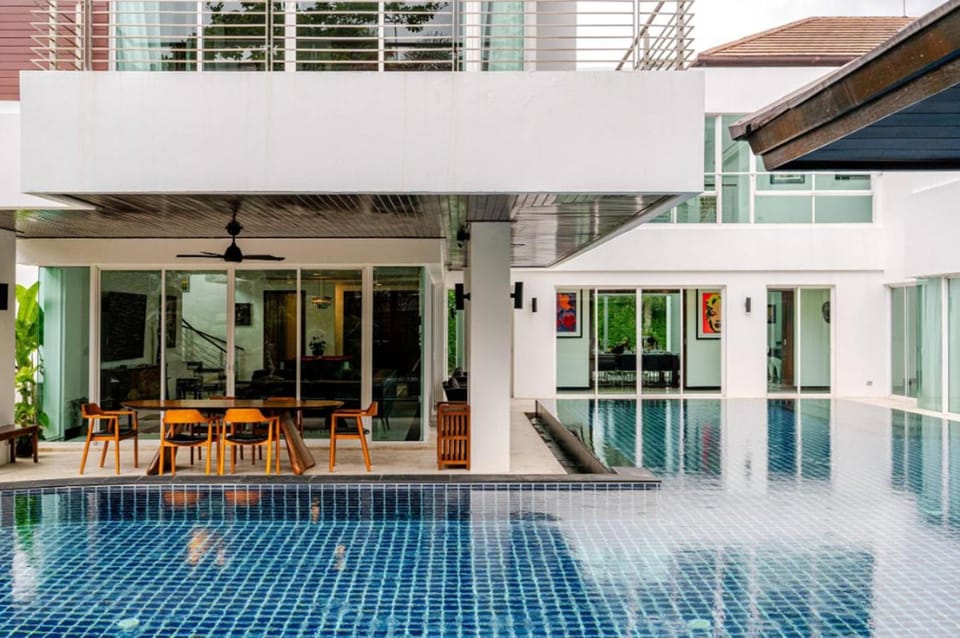Day, Swimming pool