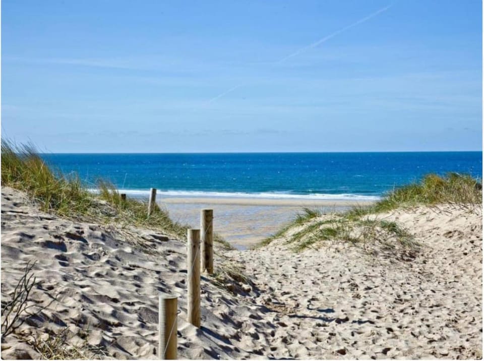 Bredon Court by Signature Stays - Modern - Beach - Parking House in Newquay