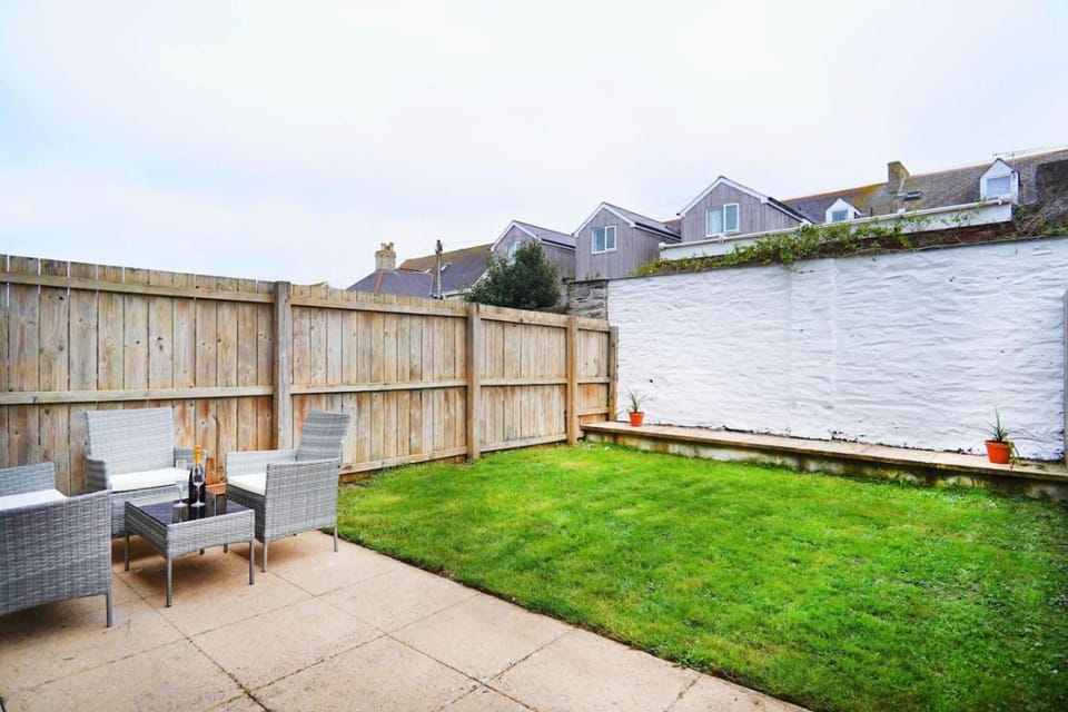 Bredon Court by Signature Stays - Modern - Beach - Parking House in Newquay