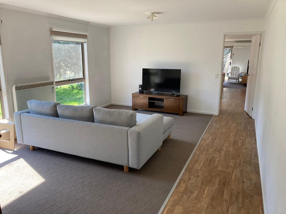 TV and multimedia, Living room, Seating area, Evening entertainment