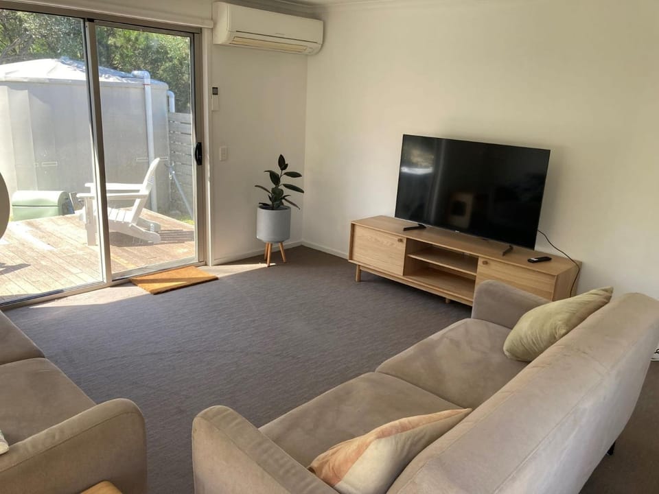TV and multimedia, Living room, Seating area, Evening entertainment, air conditioner