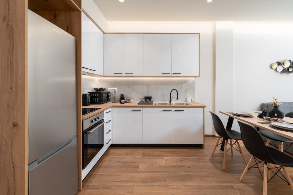 Coffee/tea facilities, Kitchen or kitchenette, Dining area, oven, stove, toaster