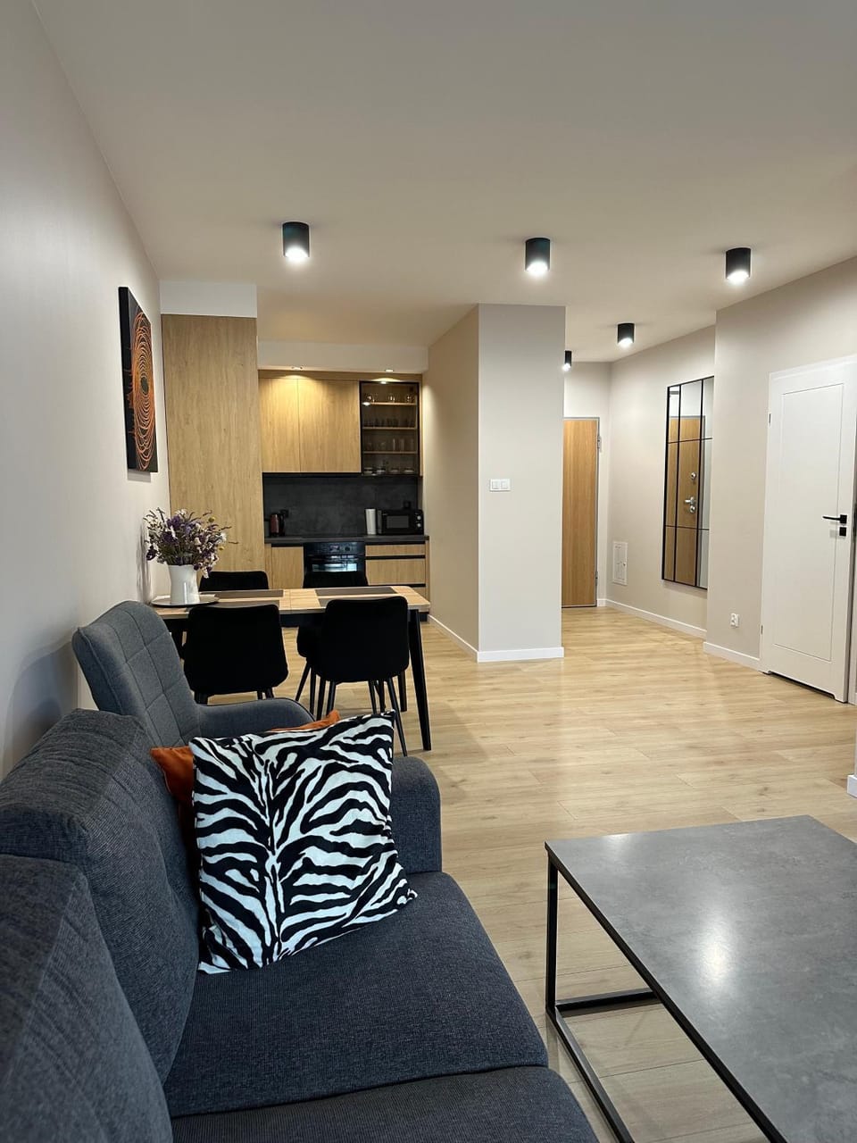 TV and multimedia, Kitchen or kitchenette, Living room, Seating area, Dining area