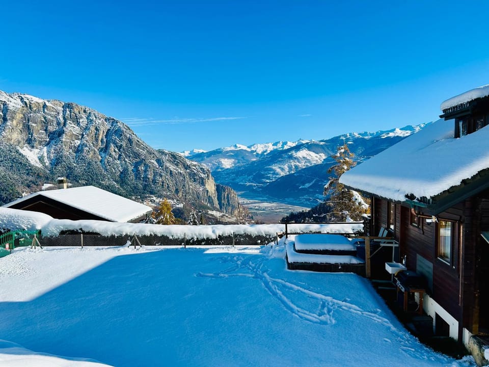 Property building, Day, Natural landscape, Winter, Mountain view