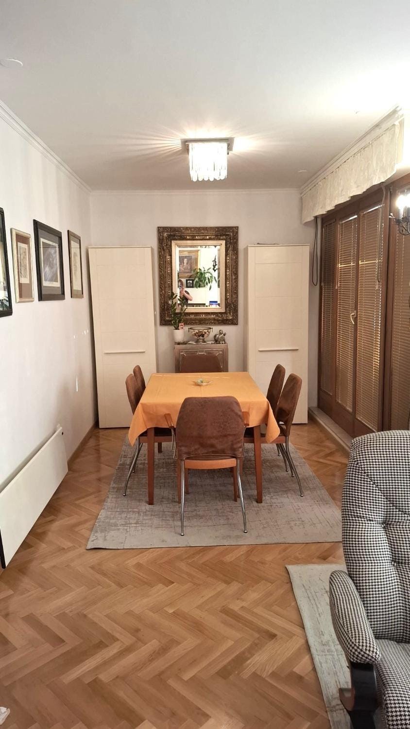Seating area, Dining area