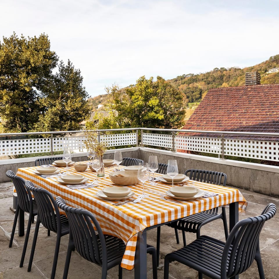 Balcony/Terrace, Dining area, Mountain view