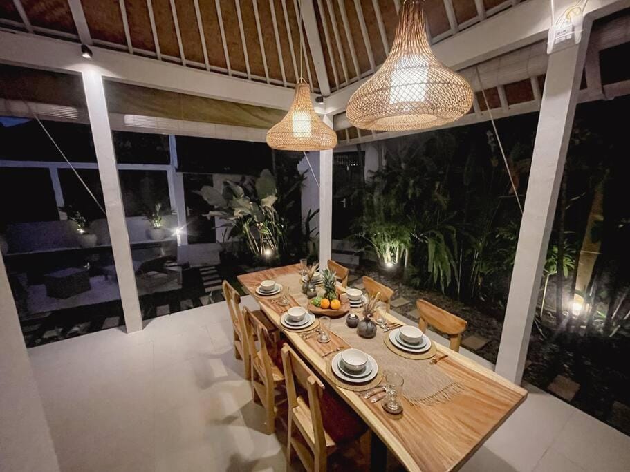 Dining area, Food
