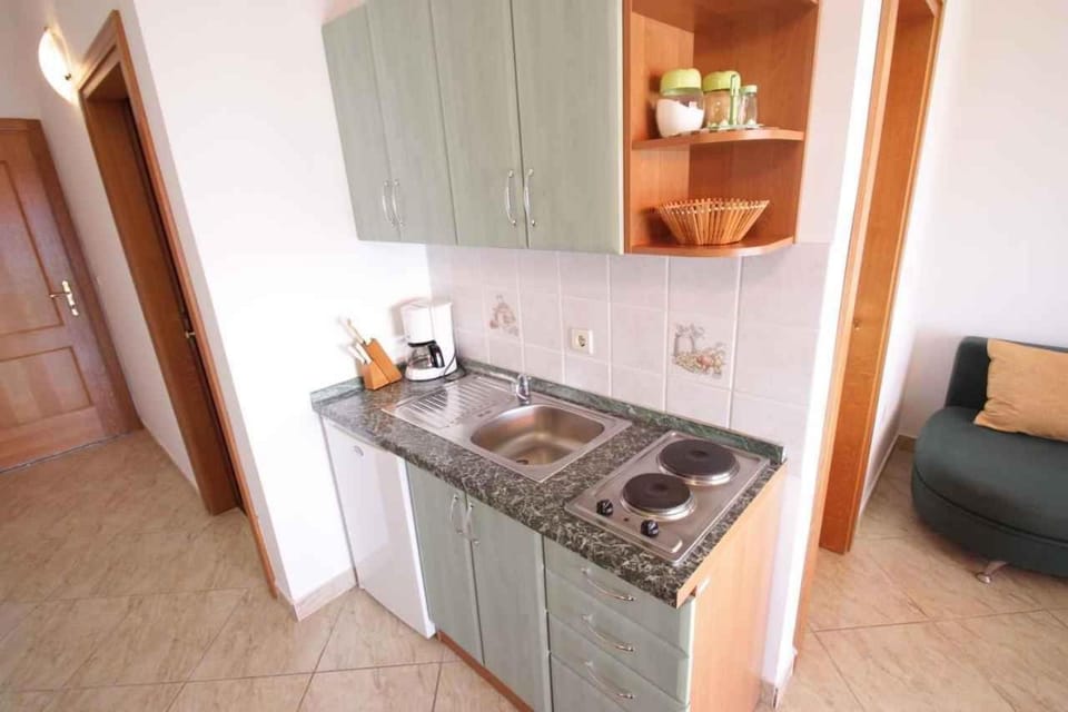 Coffee/tea facilities, Kitchen or kitchenette, Living room