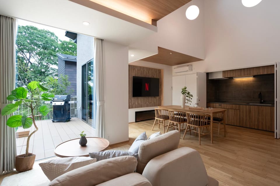 TV and multimedia, Living room, Seating area, Dining area