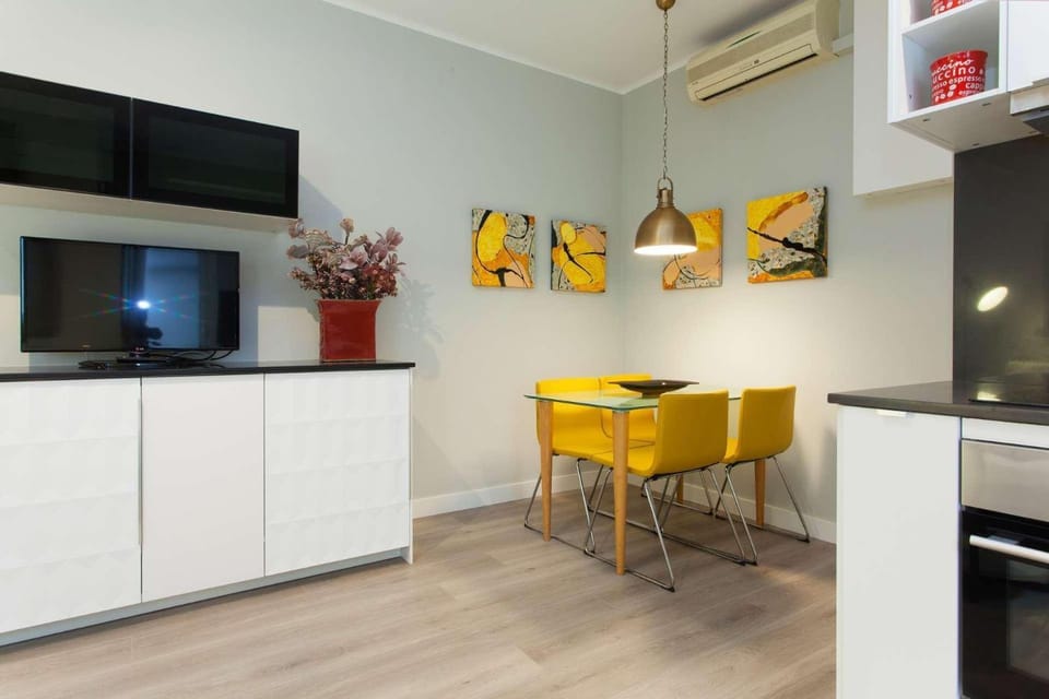 Kitchen or kitchenette, Living room, Seating area, Dining area