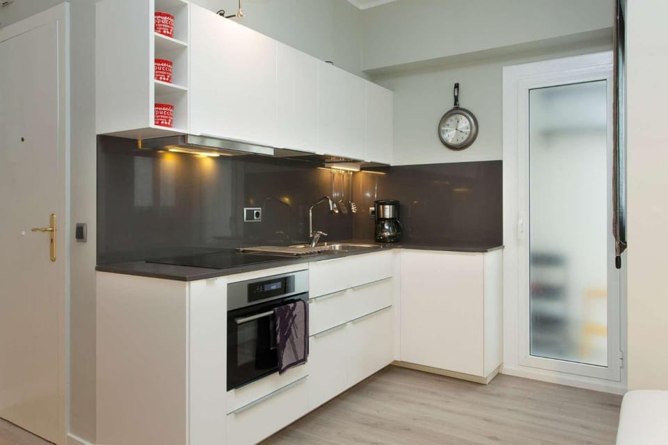Kitchen or kitchenette, oven, stove