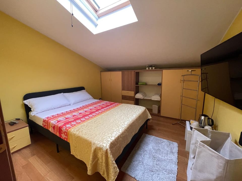 Bed, TV and multimedia, Photo of the whole room, Bedroom, wardrobe