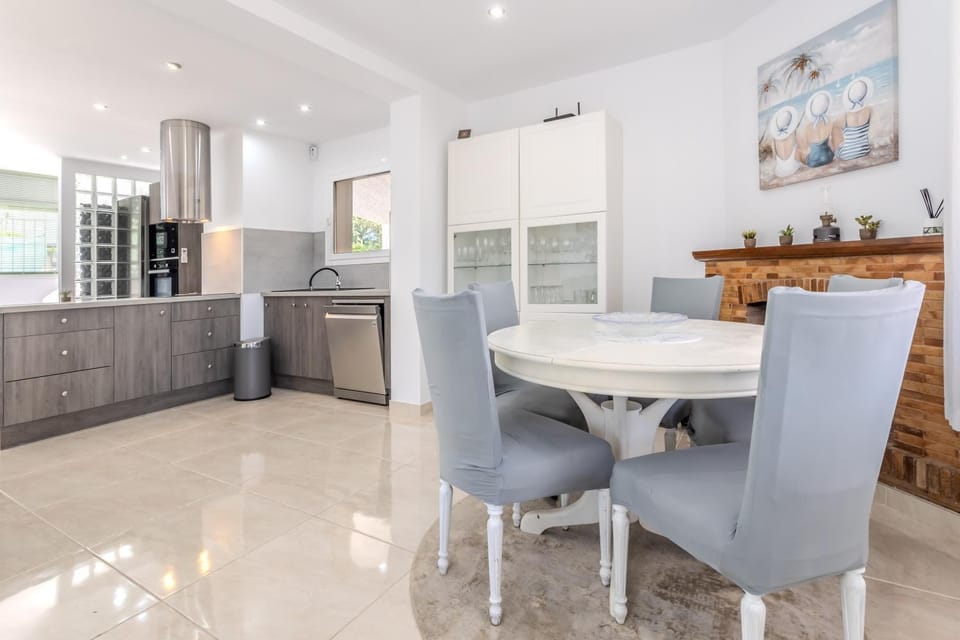 Property building, Kitchen or kitchenette, Living room
