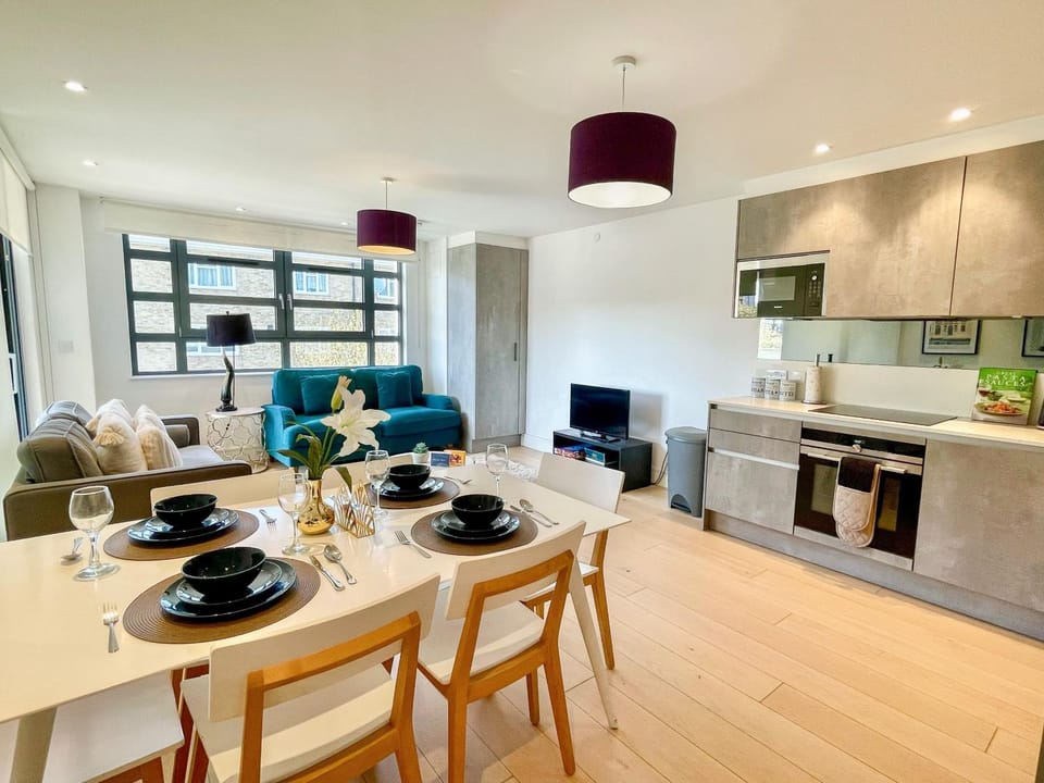 Kitchen or kitchenette, Living room, Seating area, Dining area, stove