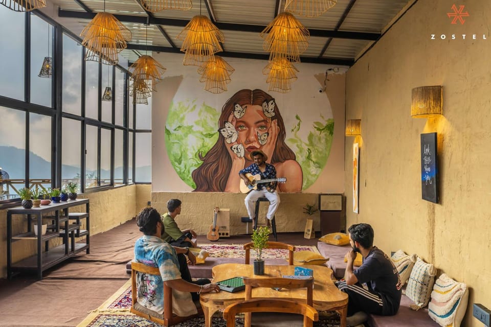 Restaurant/places to eat, Living room, Seating area, group of guests