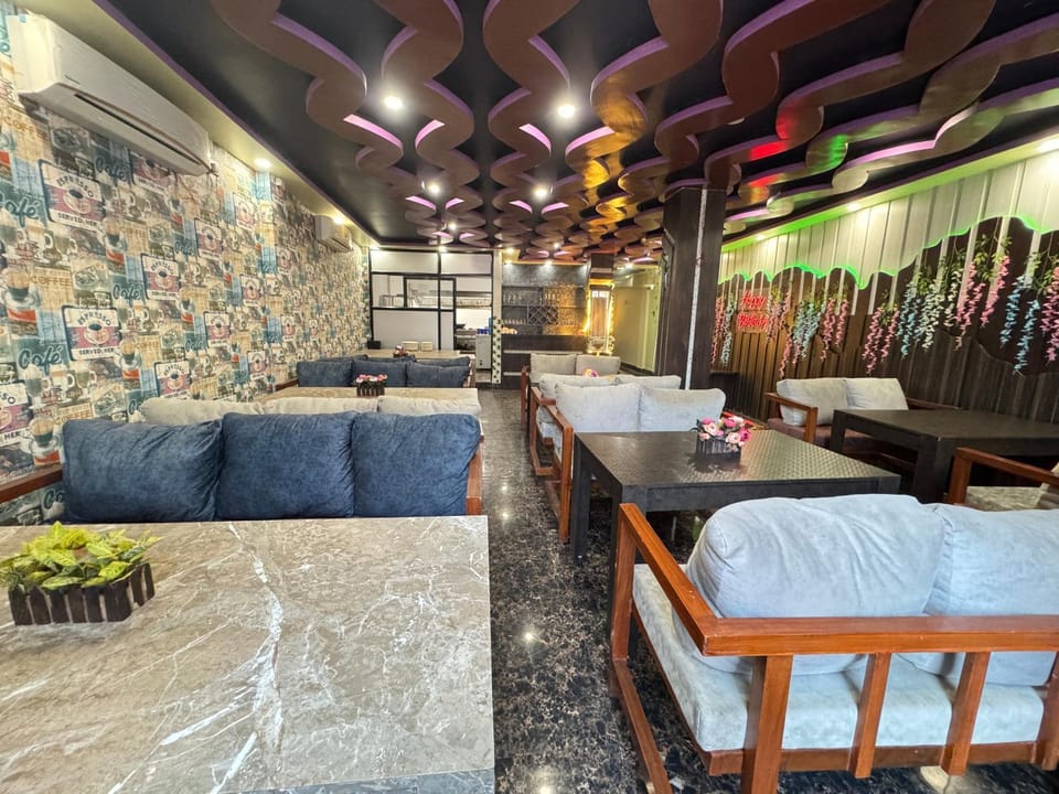 Restaurant/places to eat, Seating area, Breakfast