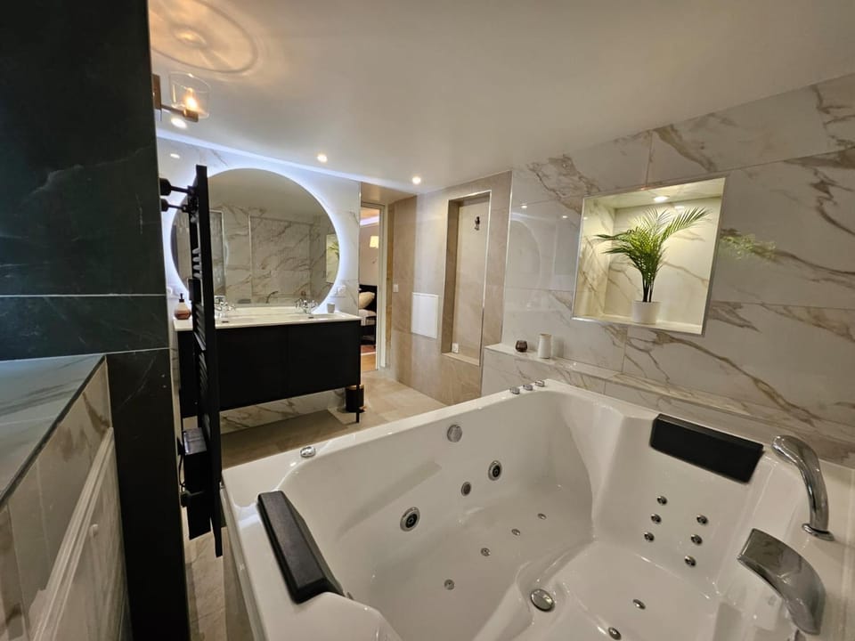 Hot Tub, Bathroom