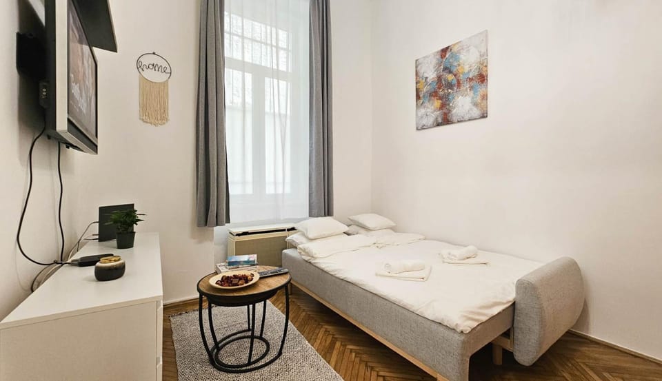 Bed, TV and multimedia, Photo of the whole room, towels