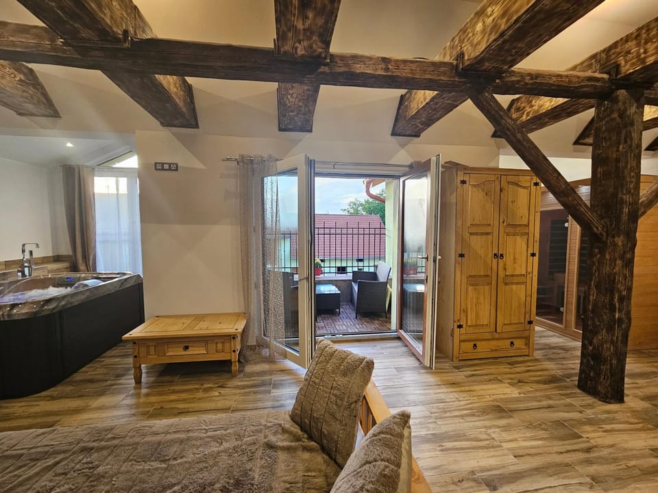 Hot Tub, Photo of the whole room
