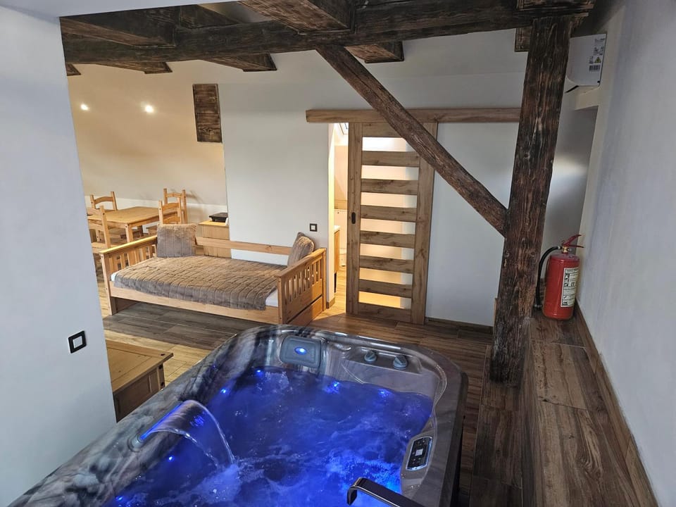 Hot Tub, Hot Tub, Spa and wellness centre/facilities, Photo of the whole room