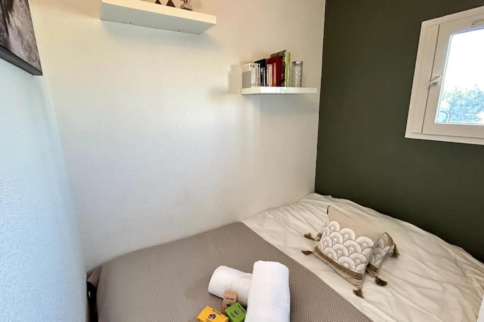Bed, Photo of the whole room, Bedroom, towels