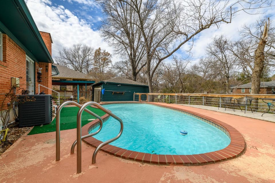 6 Queen Bed Home Near White Rock POOL & DECK! House in Dallas