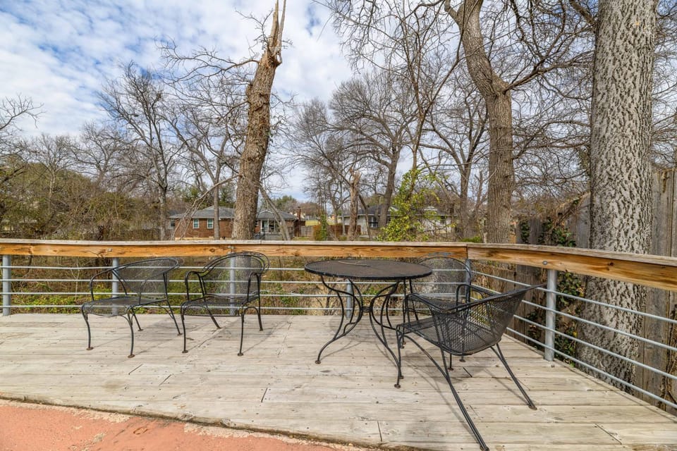 6 Queen Bed Home Near White Rock POOL & DECK! House in Dallas