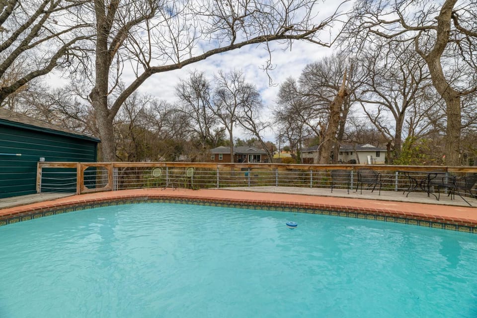 6 Queen Bed Home Near White Rock POOL & DECK! House in Dallas
