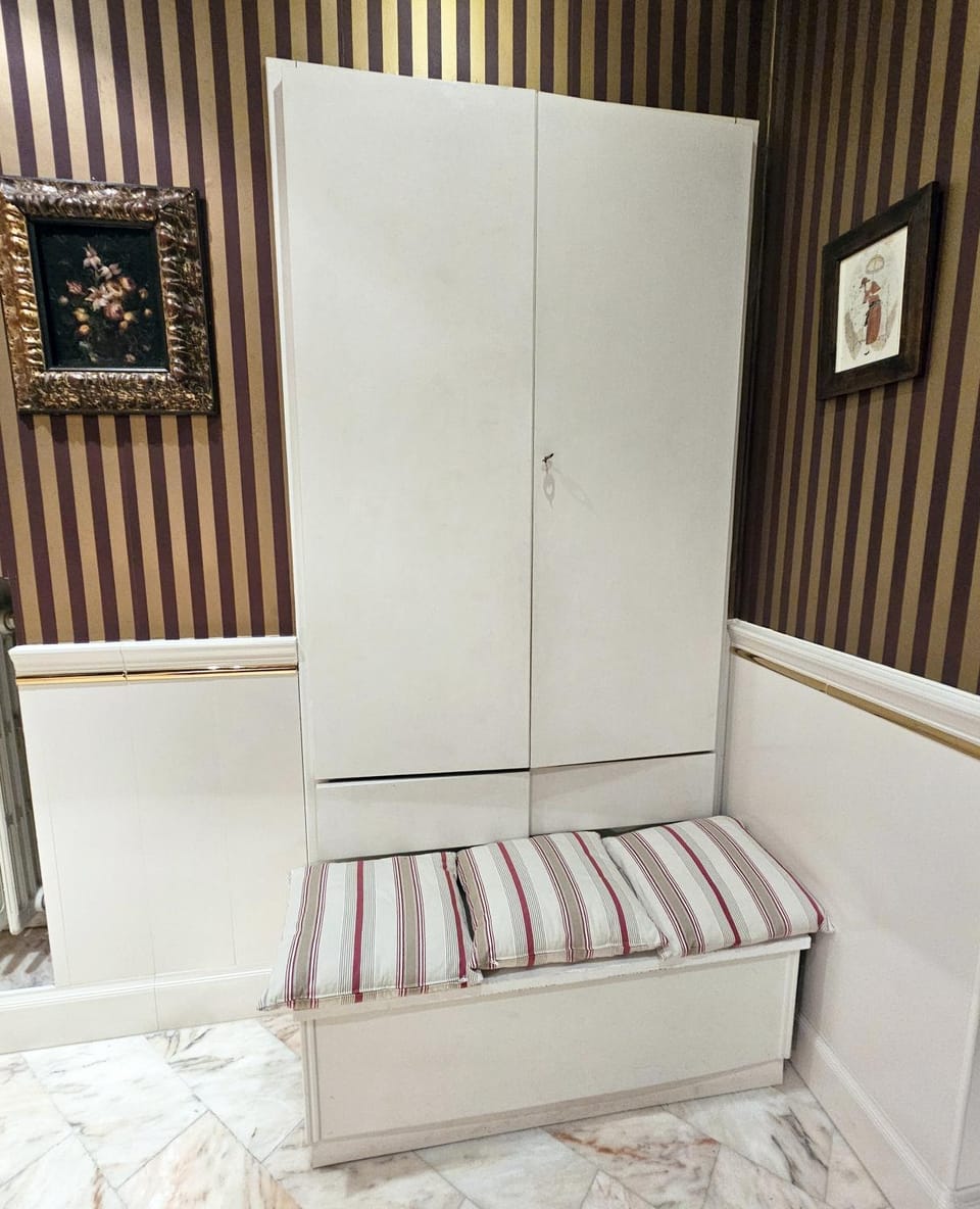 Bathroom, Decorative detail, Bath