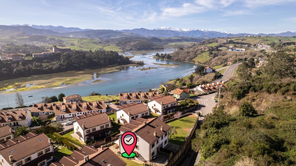 Property building, Day, Neighbourhood, Natural landscape, Bird's eye view, Lake view, Mountain view, River view, Location