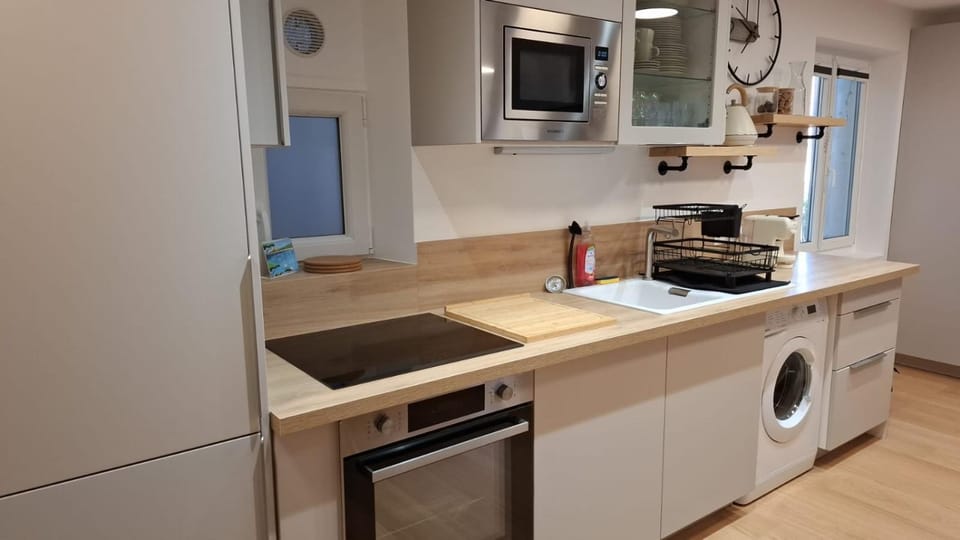 Historic Bright and Beautiful Apartment in Old Nice with Castle Hill View Apartment in Nice