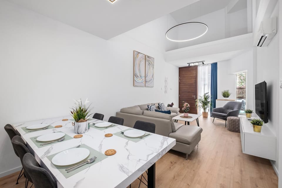 TV and multimedia, Living room, Seating area, Dining area