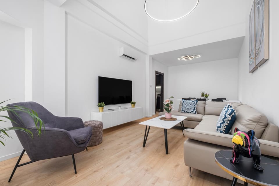 TV and multimedia, Living room, Seating area, air conditioner
