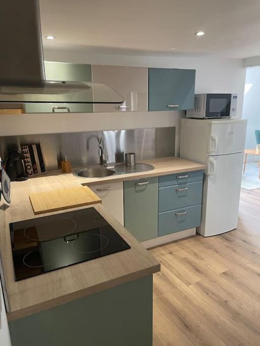 Kitchen or kitchenette, oven, stove