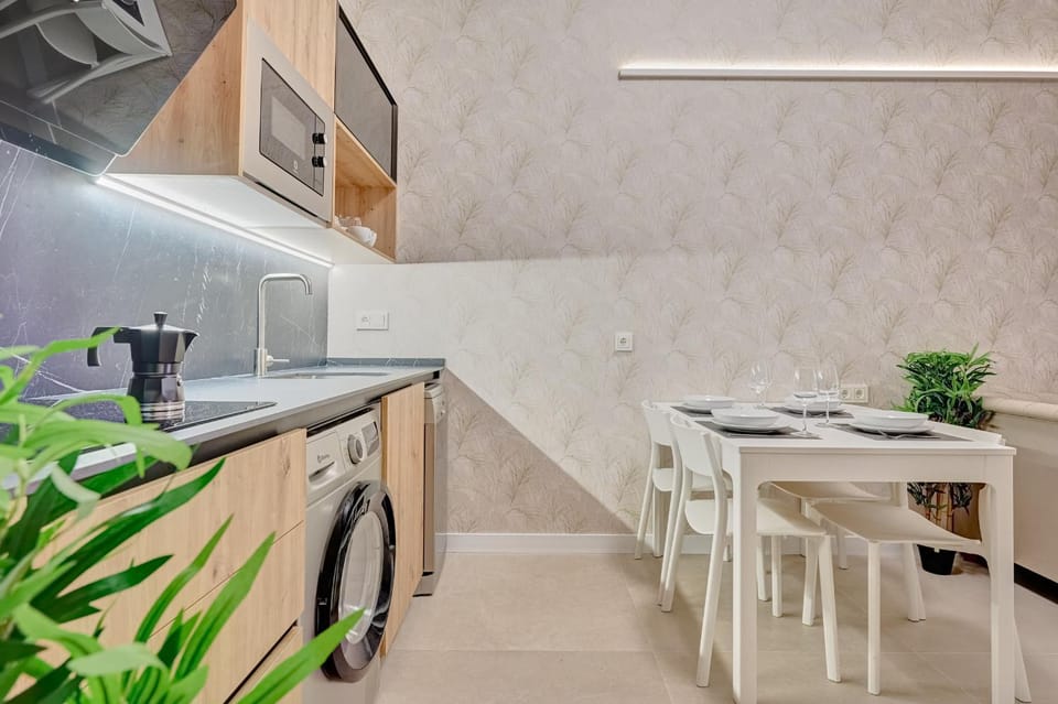 Kitchen or kitchenette, Dining area, stove