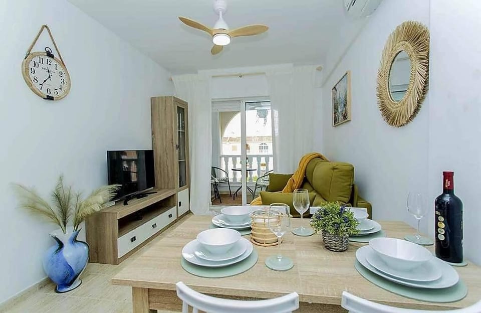 Living room, Food and drinks, Seating area, Dining area